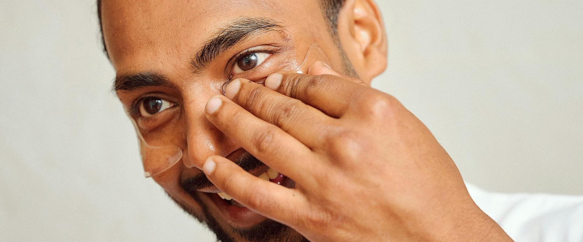 Jak dbać o profesjonalny wygląd w pracy? Pielęgnacja i stylizacja męska z użyciem olejku do brody i glinki do włosów.